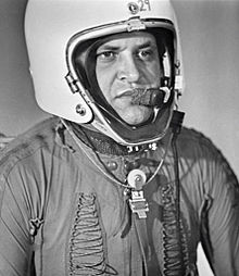 https://upload.wikimedia.org/wikipedia/commons/thumb/0/09/RIAN_archive_35172_Powers_Wears_Special_Pressure_Suit.jpg/220px-RIAN_archive_35172_Powers_Wears_Special_Pressure_Suit.jpg